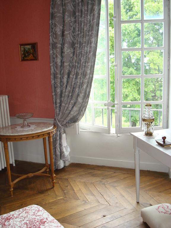 Chateau De Bourrassol Bed and Breakfast Menetrol Exterior foto